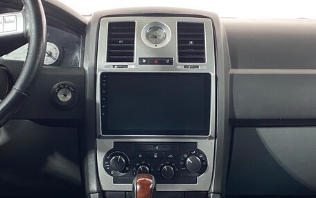 Chrysler 300C II, 2005 год, 749 000 рублей, 16 фотография