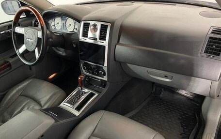 Chrysler 300C II, 2005 год, 749 000 рублей, 13 фотография