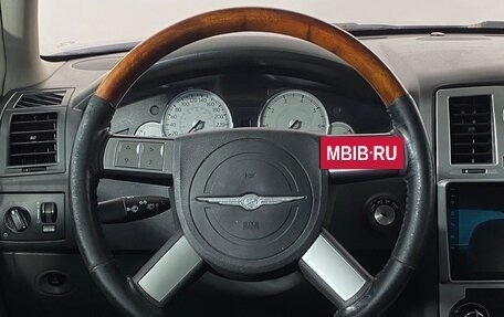 Chrysler 300C II, 2005 год, 749 000 рублей, 17 фотография