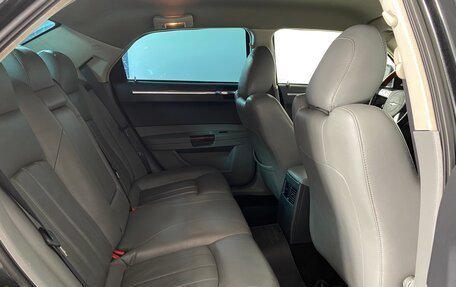 Chrysler 300C II, 2005 год, 749 000 рублей, 20 фотография