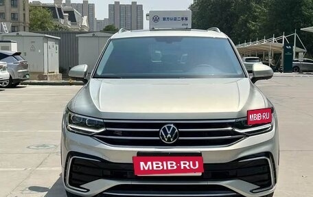 Volkswagen Tiguan II, 2022 год, 2 450 000 рублей, 2 фотография