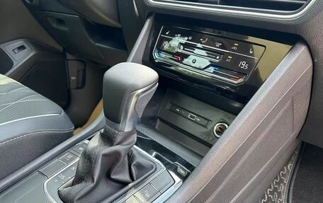 Volkswagen Tiguan II, 2022 год, 2 450 000 рублей, 11 фотография