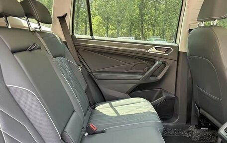 Volkswagen Tiguan II, 2022 год, 2 450 000 рублей, 14 фотография