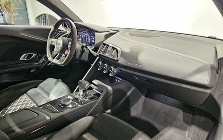 Audi R8, 2022 год, 16 000 000 рублей, 12 фотография