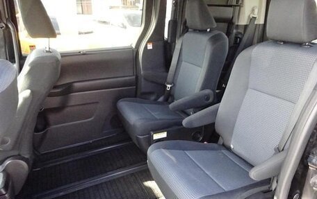 Toyota Noah, 2023 год, 3 530 000 рублей, 14 фотография