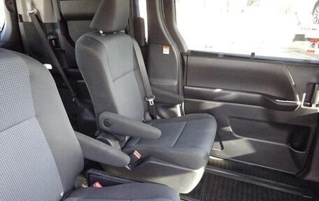 Toyota Noah, 2023 год, 3 530 000 рублей, 13 фотография