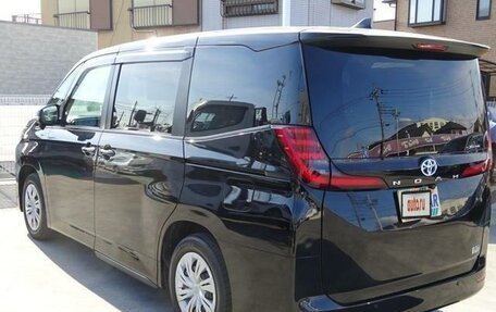 Toyota Noah, 2023 год, 3 530 000 рублей, 7 фотография