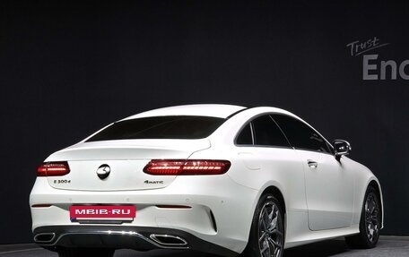 Mercedes-Benz E-Класс, 2022 год, 4 350 000 рублей, 2 фотография