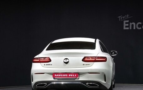 Mercedes-Benz E-Класс, 2022 год, 4 350 000 рублей, 3 фотография