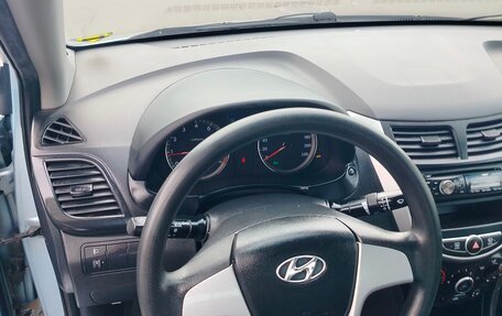 Hyundai Solaris II рестайлинг, 2011 год, 1 000 000 рублей, 8 фотография