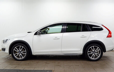 Volvo V60 Cross Country II, 2018 год, 2 300 000 рублей, 4 фотография