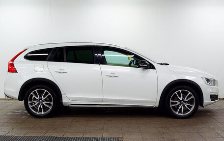 Volvo V60 Cross Country II, 2018 год, 2 300 000 рублей, 5 фотография