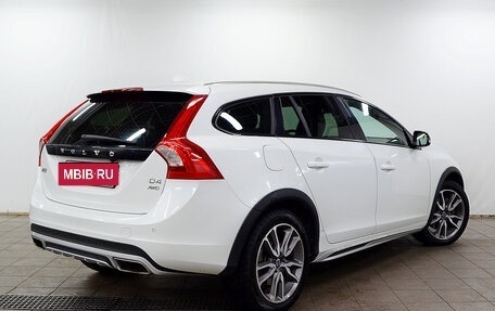 Volvo V60 Cross Country II, 2018 год, 2 300 000 рублей, 3 фотография