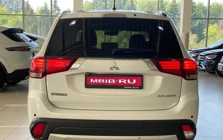 Mitsubishi Outlander III рестайлинг 3, 2015 год, 1 899 000 рублей, 8 фотография