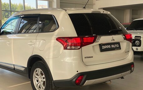 Mitsubishi Outlander III рестайлинг 3, 2015 год, 1 899 000 рублей, 10 фотография