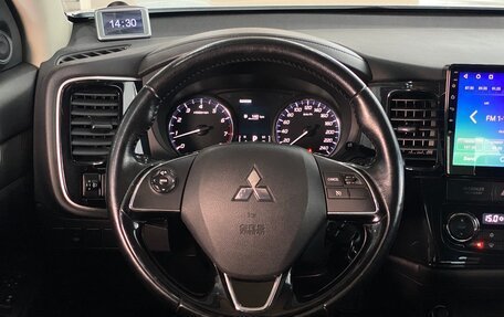 Mitsubishi Outlander III рестайлинг 3, 2015 год, 1 899 000 рублей, 15 фотография