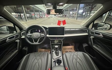 Volkswagen Tiguan II, 2022 год, 2 465 000 рублей, 6 фотография