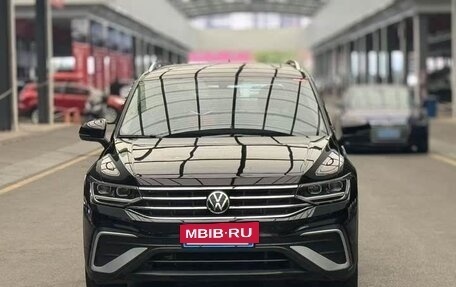 Volkswagen Tiguan II, 2022 год, 2 465 000 рублей, 2 фотография