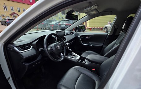 Toyota RAV4, 2021 год, 3 450 000 рублей, 10 фотография