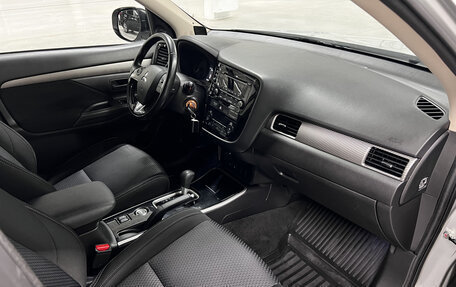Mitsubishi Outlander III рестайлинг 3, 2017 год, 1 924 950 рублей, 11 фотография