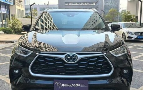 Toyota Highlander, 2022 год, 3 750 000 рублей, 2 фотография