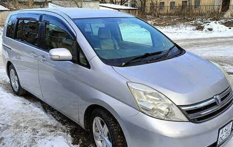 Toyota ISis I, 2008 год, 900 000 рублей, 2 фотография