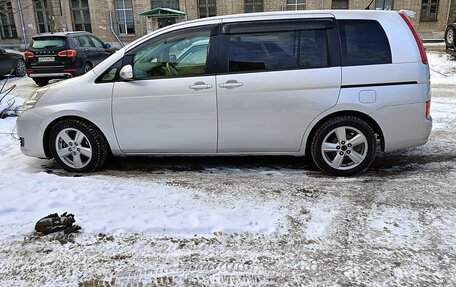 Toyota ISis I, 2008 год, 900 000 рублей, 3 фотография