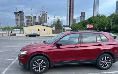 Volkswagen Tiguan II, 2019 год, 2 420 000 рублей, 2 фотография