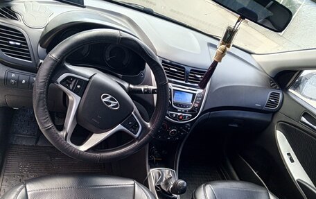 Hyundai Solaris II рестайлинг, 2011 год, 900 000 рублей, 2 фотография