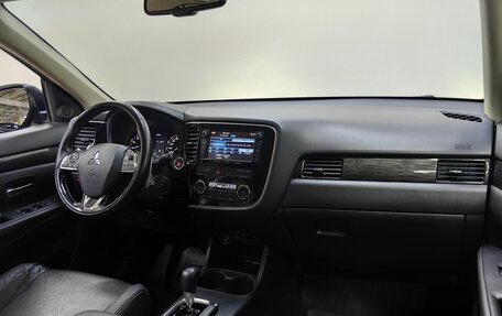 Mitsubishi Outlander III рестайлинг 3, 2015 год, 1 727 000 рублей, 13 фотография