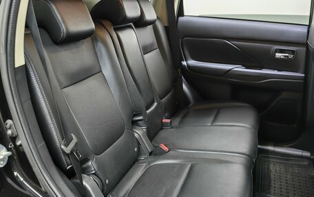 Mitsubishi Outlander III рестайлинг 3, 2015 год, 1 727 000 рублей, 9 фотография