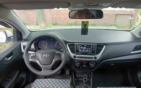 Hyundai Solaris II рестайлинг, 2018 год, 750 000 рублей, 2 фотография
