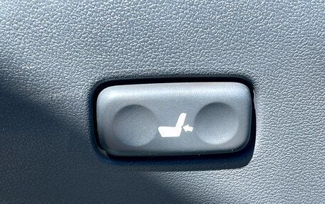 Toyota Land Cruiser Prado 150 рестайлинг 2, 2012 год, 2 949 000 рублей, 21 фотография