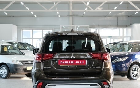 Mitsubishi Outlander III рестайлинг 3, 2017 год, 1 999 000 рублей, 4 фотография