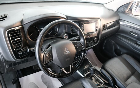 Mitsubishi Outlander III рестайлинг 3, 2017 год, 1 999 000 рублей, 9 фотография