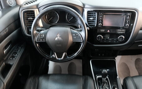 Mitsubishi Outlander III рестайлинг 3, 2017 год, 1 999 000 рублей, 10 фотография