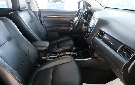 Mitsubishi Outlander III рестайлинг 3, 2017 год, 1 999 000 рублей, 19 фотография