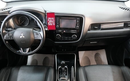 Mitsubishi Outlander III рестайлинг 3, 2017 год, 1 999 000 рублей, 14 фотография