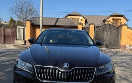 Skoda Superb III рестайлинг, 2017 год, 2 600 000 рублей, 3 фотография
