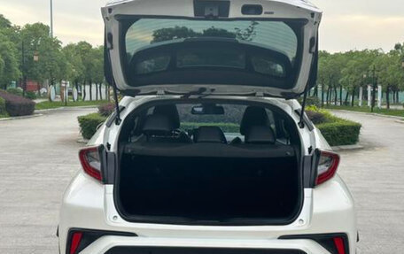 Toyota C-HR I рестайлинг, 2021 год, 1 900 000 рублей, 9 фотография