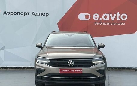 Volkswagen Tiguan II, 2021 год, 2 390 000 рублей, 2 фотография