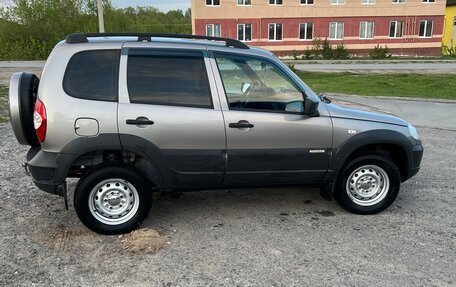 Chevrolet Niva I рестайлинг, 2017 год, 750 000 рублей, 2 фотография