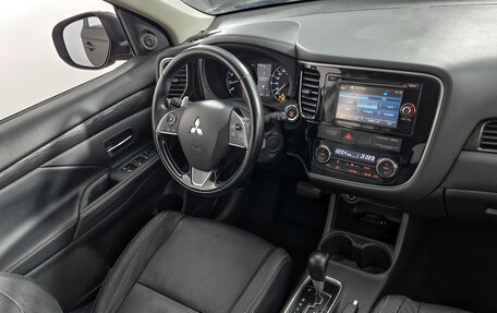 Mitsubishi Outlander III рестайлинг 3, 2015 год, 1 859 000 рублей, 16 фотография