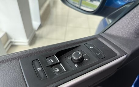 Volkswagen Multivan T6 рестайлинг, 2020 год, 5 600 000 рублей, 12 фотография
