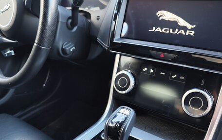 Jaguar XE I рестайлинг, 2019 год, 3 550 000 рублей, 9 фотография