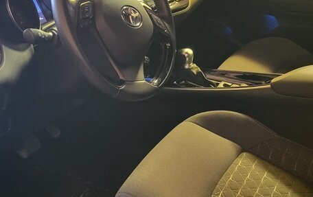 Toyota C-HR I рестайлинг, 2021 год, 2 700 000 рублей, 9 фотография