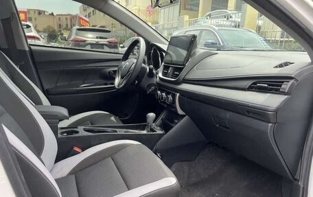 Toyota Yaris XP150 рестайлинг, 2022 год, 1 200 000 рублей, 12 фотография
