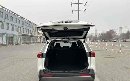 Toyota RAV4, 2021 год, 2 540 000 рублей, 3 фотография