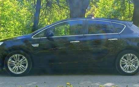 Opel Astra J, 2010 год, 650 000 рублей, 2 фотография