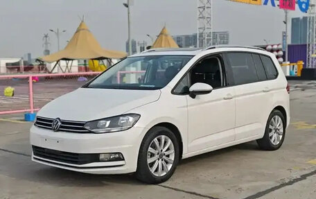 Volkswagen Touran III, 2021 год, 1 749 000 рублей, 1 фотография